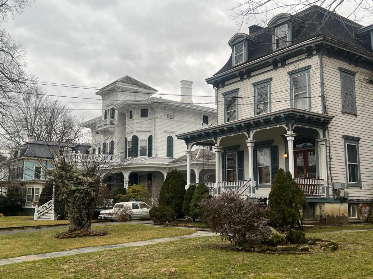 1 Bedroom Private Victorian Apt In Convenient City Location On 5 Acre, Sleeps 4 Poughkeepsie Esterno foto
