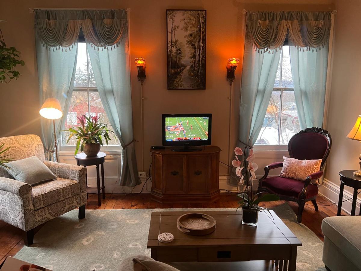 1 Bedroom Private Victorian Apt In Convenient City Location On 5 Acre, Sleeps 4 Poughkeepsie Esterno foto